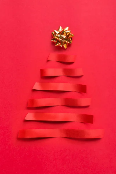 Abstrakte Weihnachtsbaumform Durch Rote Streifen Auf Grünem Hintergrund Stockbild
