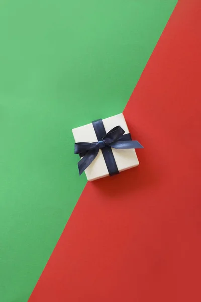 Geschenkkarton Auf Rotem Und Grünem Hintergrund Gesamtübersicht Stockbild