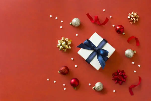 Geschenk Box Und Ornamente Auf Rotem Hintergrund — Stockfoto