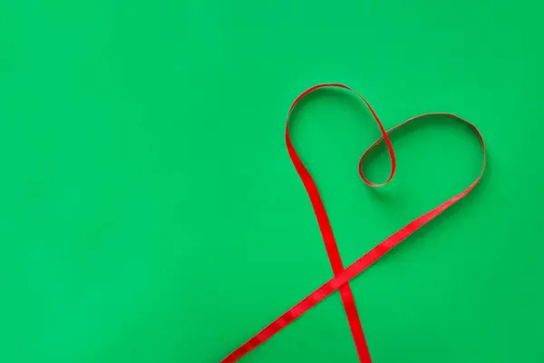 Heart Shape Red Ribbon Green Background — Stock Photo, Image
