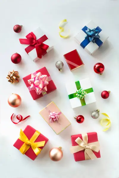 Mehrere Geschenkboxen Und Ornamente Auf Weißem Hintergrund lizenzfreie Stockbilder