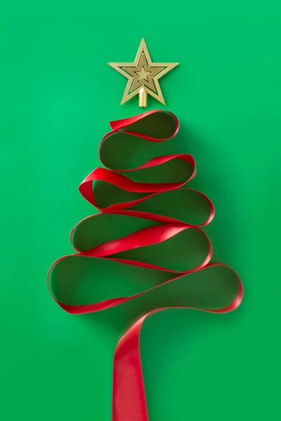 Abstrakte Weihnachtsbaumform Von Band Auf Grünem Hintergrund Stockbild