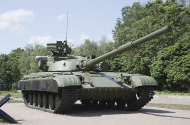 Yolda tank takibi.