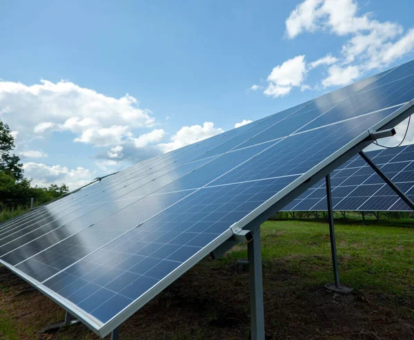 金属杆上的太阳能电池板安装在地面上 作为替代能源 — 图库照片