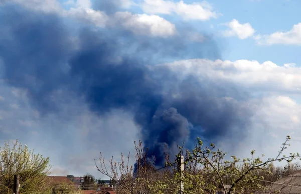 Ukrayna Şehirdeki Bir Yangından Çıkan Duman — Stok fotoğraf