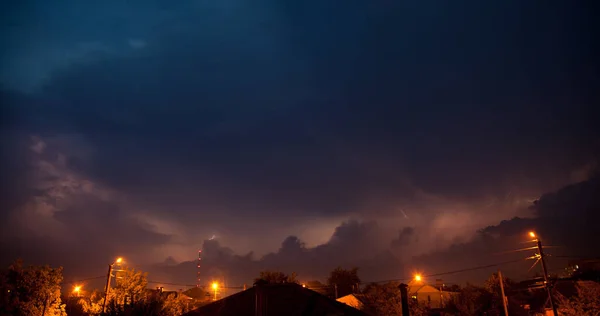 Dunkle Gewitterwolken Und Blitze Himmel Über Der Stadt — Stockfoto
