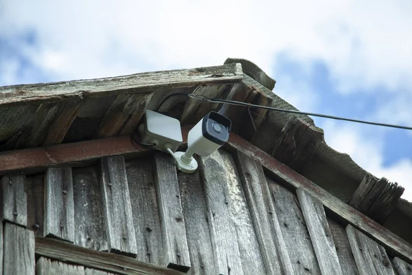Ψηφιακή Κάμερα Ασφαλείας Στον Τοίχο Ενός Παλιού Σπιτιού — Φωτογραφία Αρχείου