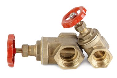 İki pirinç su vanası ve beyaz üzerine kırmızı saplı. 