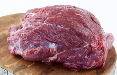 Kesme tahtasındaki taze et.