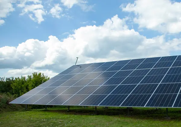 Sonnenkollektoren Auf Dem Boden Installiert Alternative Energien — Stockfoto