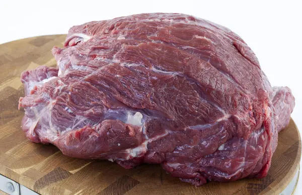 Νωπό Βόειο Κρέας Στον Πίνακα Κοπής — Φωτογραφία Αρχείου