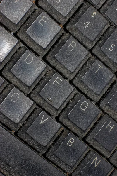 旧的尘土飞扬的键盘计算机 — 图库照片