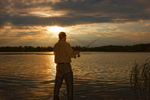 Balıkçı Gün Batımında Gölde Duruyor Lens Arızasıyla Balık Tutuyor — Stok fotoğraf