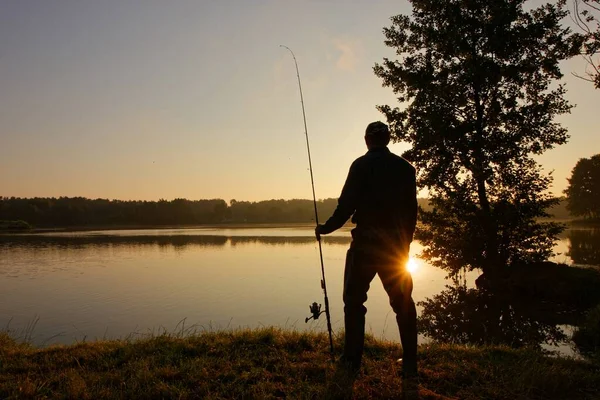 Silhueta Pescador Margem Lago Nascer Sol Com Defeito Chama Lente — Fotografia de Stock