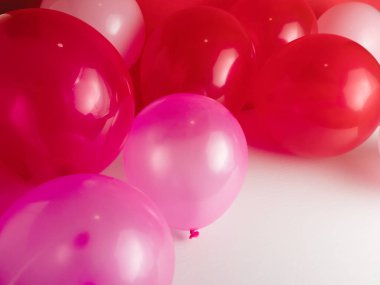 Romantizmi kutlamak için kırmızı ve pembe balonlu sevgililer günü geçmişi.