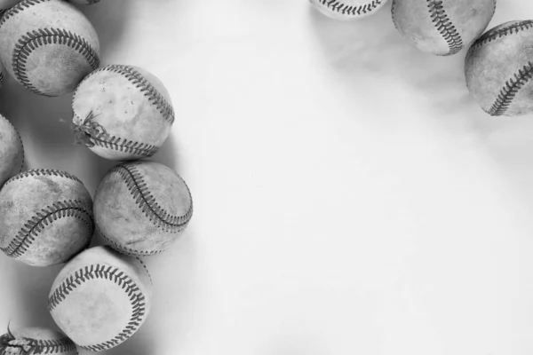 以黑白相间的旧棒球特写 背景为复制空间 供体育之用 — 图库照片