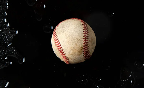 Alter Retro Baseball Wasser Auf Schwarzem Hintergrund Regenspielkonzept — Stockfoto