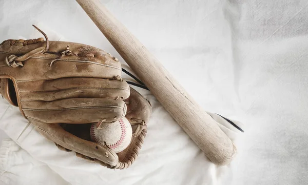 Sfondo Sportivo Moderno Con Attrezzature Baseball Usate Isolate Sfondo Bianco — Foto Stock