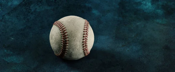 Vista Close Couro Velho Desgastado Bola Beisebol Usado Fundo Escuro — Fotografia de Stock