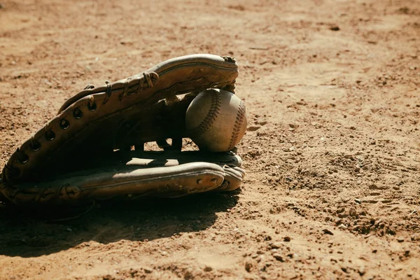 Εξοπλισμός Του Μπέιζμπολ Στο Γήπεδο Του Αθλητισμού Closeup Για Παιχνίδι — Φωτογραφία Αρχείου