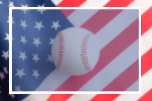 メモリアルデーまたは7月4日野球フレーム上のぼやけたアメリカの国旗の背景とボール — ストック写真