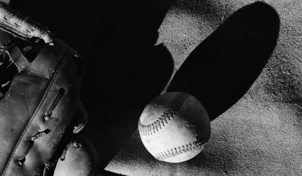 Schwarz Weiß Bild Von Baseballball Und Handschuh — Stockfoto