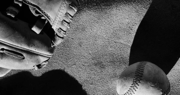 Чорно Біле Зображення Бейсбольного Яча Рукавички — стокове фото
