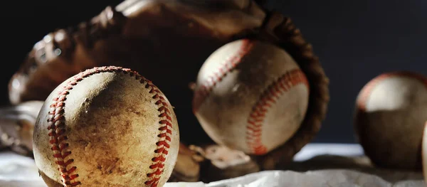 Eski Beysbol Eldiveni Topları Koyu Arkaplanda — Stok fotoğraf