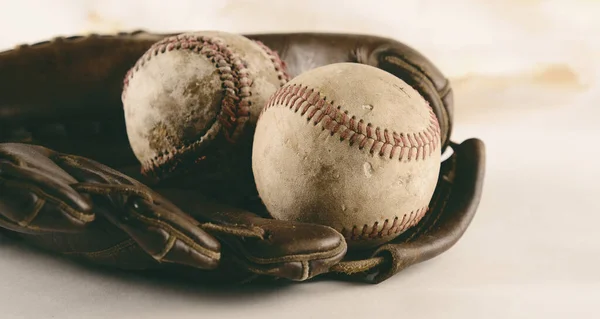 Gammal Vintage Baseball Handske Och Bollar Ljus Bakgrund — Stockfoto