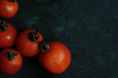 Sulu kırmızı domatesli sebze yiyeceği. Arka planda fotokopi alanı var..