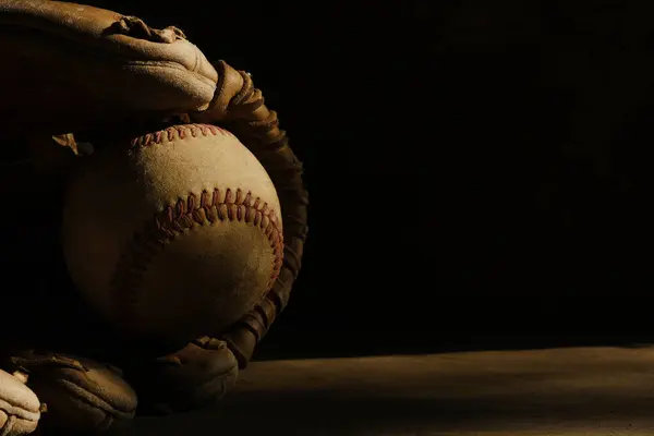 Close Bola Beisebol Usado Antigo Luva Com Espaço Cópia Fundo Fotos De Bancos De Imagens Sem Royalties