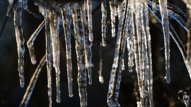 Dondurucu kış mevsimi sıcaklıkları, buz saçaklarının damlayan sudan dolayı dışarıda biriktiğini gösteriyor..