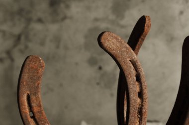 Eski paslı, kullanılmış at nallarıyla batı endüstrisi konsepti.