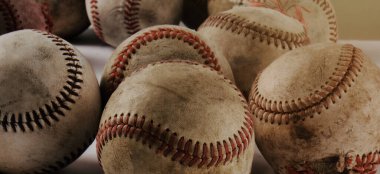 Eski bir beyzbol topu grubu spor ekipmanları pankartı olarak kapatılıyor..