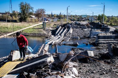 Bakhmut şehri cephe hattında, bir haftadır yoğun bombardıman altında, şehirde kalan sakinler ellerinden geldiğince saklanıyorlar ama erzak almak için dışarı çıkmak zorundalar.