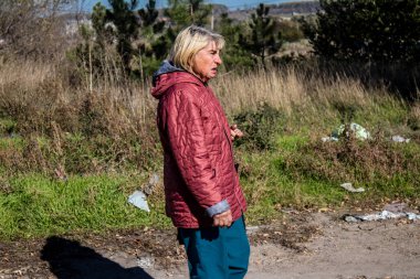 Bakhmut şehri cephe hattında, bir haftadır yoğun bombardıman altında, şehirde kalan sakinler ellerinden geldiğince saklanıyorlar ama erzak almak için dışarı çıkmak zorundalar.