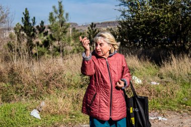 Bakhmut şehri cephe hattında, bir haftadır yoğun bombardıman altında, şehirde kalan sakinler ellerinden geldiğince saklanıyorlar ama erzak almak için dışarı çıkmak zorundalar.