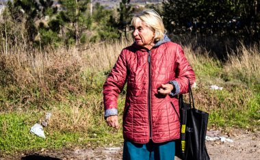 Bakhmut şehri cephe hattında, bir haftadır yoğun bombardıman altında, şehirde kalan sakinler ellerinden geldiğince saklanıyorlar ama erzak almak için dışarı çıkmak zorundalar.