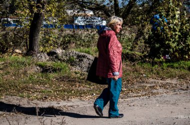 Bakhmut şehri cephe hattında, bir haftadır yoğun bombardıman altında, şehirde kalan sakinler ellerinden geldiğince saklanıyorlar ama erzak almak için dışarı çıkmak zorundalar.