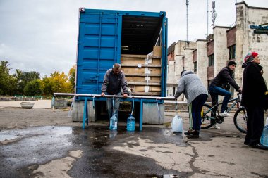 İnsanlar iki bombardıman arasında su almaya geliyor. Rusya 'nın Mykolaiv şehrine düzenlediği saldırının ardından altyapılar etkilendi. Özellikle su, tank kamyonları sayesinde vatandaşlara dağıtılıyor.