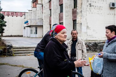 İnsanlar iki bombardıman arasında su almaya geliyor. Rusya 'nın Mykolaiv şehrine düzenlediği saldırının ardından altyapılar etkilendi. Özellikle su, tank kamyonları sayesinde vatandaşlara dağıtılıyor.