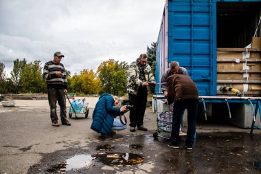 Lenka Klicperova fotoğrafçısı iki bombardıman arasında su almaya gelen insanların fotoğrafını çekiyor. Rusya 'nın Mykolaiv şehrine düzenlediği saldırının ardından altyapılar etkilendi. Vatandaşlara özellikle su dağıtılıyor.