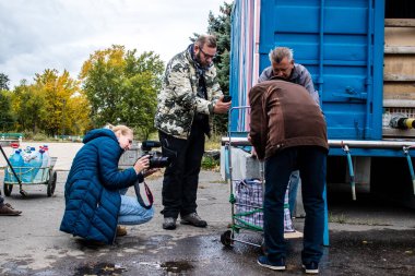 Lenka Klicperova fotoğrafçısı iki bombardıman arasında su almaya gelen insanların fotoğrafını çekiyor. Rusya 'nın Mykolaiv şehrine düzenlediği saldırının ardından altyapılar etkilendi. Vatandaşlara özellikle su dağıtılıyor.