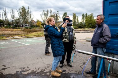 Lenka Klicperova fotoğrafçısı iki bombardıman arasında su almaya gelen insanların fotoğrafını çekiyor. Rusya 'nın Mykolaiv şehrine düzenlediği saldırının ardından altyapılar etkilendi. Vatandaşlara özellikle su dağıtılıyor.