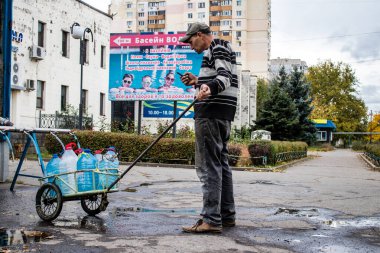 İnsanlar iki bombardıman arasında su almaya geliyor. Rusya 'nın Mykolaiv şehrine düzenlediği saldırının ardından altyapılar etkilendi. Özellikle su, tank kamyonları sayesinde vatandaşlara dağıtılıyor.