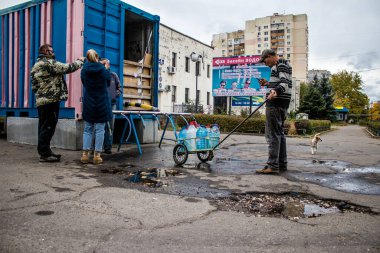 İnsanlar iki bombardıman arasında su almaya geliyor. Rusya 'nın Mykolaiv şehrine düzenlediği saldırının ardından altyapılar etkilendi. Özellikle su, tank kamyonları sayesinde vatandaşlara dağıtılıyor.