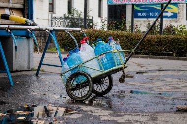 İnsanlar iki bombardıman arasında su almaya geliyor. Rusya 'nın Mykolaiv şehrine düzenlediği saldırının ardından altyapılar etkilendi. Özellikle su, tank kamyonları sayesinde vatandaşlara dağıtılıyor.