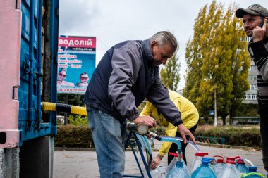 İnsanlar iki bombardıman arasında su almaya geliyor. Rusya 'nın Mykolaiv şehrine düzenlediği saldırının ardından altyapılar etkilendi. Özellikle su, tank kamyonları sayesinde vatandaşlara dağıtılıyor.