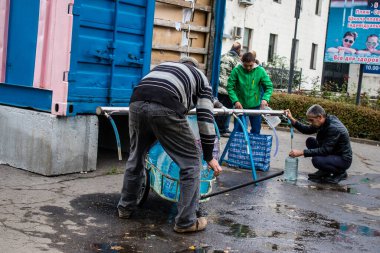 İnsanlar iki bombardıman arasında su almaya geliyor. Rusya 'nın Mykolaiv şehrine düzenlediği saldırının ardından altyapılar etkilendi. Özellikle su, tank kamyonları sayesinde vatandaşlara dağıtılıyor.