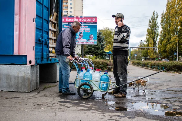 Люди Приходят Водой Между Двумя Бомбардировками После Нападения России Город — стоковое фото